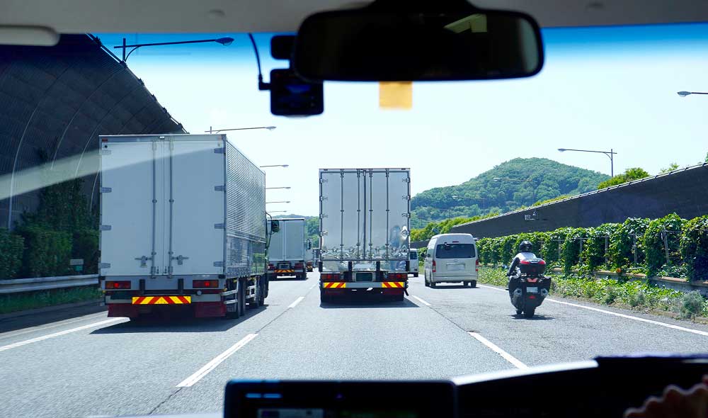 高速道路トラック走行の様子